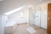 Tageslichtbadezimmer OG - Modernes Reihenendhaus in ruhiger Feldrandlage von Babenhausen mit Garage, Garten und Carport!