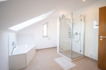 Modernes Reihenendhaus in ruhiger Feldrandlage von Babenhausen mit Garage, Garten und Carport! - Tageslichtbadezimmer OG (639292)
