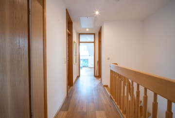 Modernes Reihenendhaus in ruhiger Feldrandlage von Babenhausen mit Garage, Garten und Carport! - Flur OG (639293)