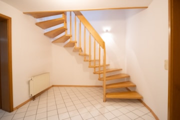Modernes Reihenendhaus in ruhiger Feldrandlage von Babenhausen mit Garage, Garten und Carport! - Treppenaufgang KG (639295)