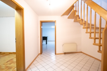 Modernes Reihenendhaus in ruhiger Feldrandlage von Babenhausen mit Garage, Garten und Carport! - Treppenaufgang KG (639296)