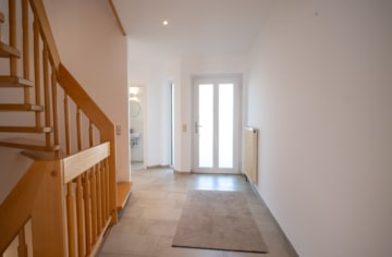 Modernes Reihenendhaus in ruhiger Feldrandlage von Babenhausen mit Garage, Garten und Carport! - Diele EG (639276)