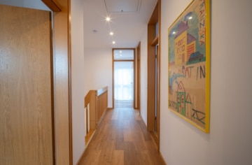 Modernes Reihenendhaus in ruhiger Feldrandlage von Babenhausen mit Garage, Garten und Carport! - Flur OG (639294)