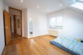 Schlafzimmer 4 OG - Modernes Reihenendhaus in ruhiger Feldrandlage von Babenhausen mit Garage, Garten und Carport!