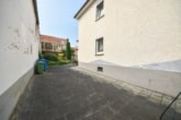 DIETZ: Freiwerdendes 2-Familienhaus mit Garten, Keller und viel Platz in beliebter Lage Schaafheims! - Einfahrt