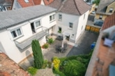 DIETZ: Freiwerdendes 2-Familienhaus mit Garten, Keller und viel Platz in beliebter Lage Schaafheims! - Hofansicht
