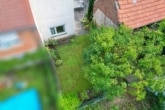 DIETZ: Freiwerdendes 2-Familienhaus mit Garten, Keller und viel Platz in beliebter Lage Schaafheims! - Gartenansicht