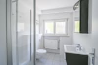Tageslichtbadezimmer mit Dusche