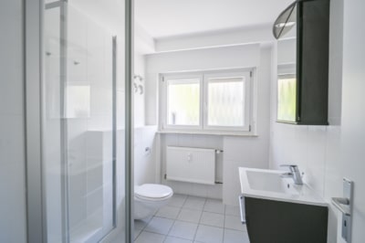 DIETZ: Souterrainwohnung im energetisch sanierten 7-Familienhaus – Nähe Godelsberg und Waldrand! - Tageslichtbadezimmer mit Dusche (702780)