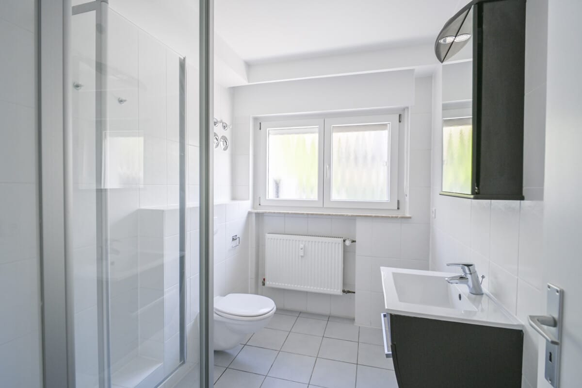 Tageslichtbadezimmer mit Dusche