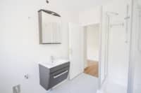 Tageslichtbadezimmer mit Dusche
