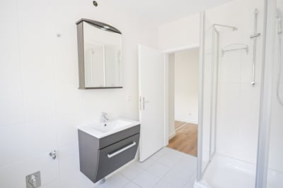 DIETZ: Souterrainwohnung im energetisch sanierten 7-Familienhaus – Nähe Godelsberg und Waldrand! - Tageslichtbadezimmer mit Dusche (702781)
