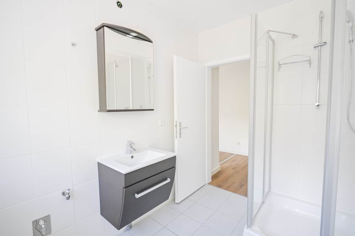 Tageslichtbadezimmer mit Dusche