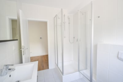 DIETZ: Souterrainwohnung im energetisch sanierten 7-Familienhaus – Nähe Godelsberg und Waldrand! - Tageslichtbadezimmer mit Dusche (702782)