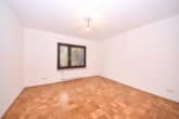 Schlafzimmer 1 von 2 EG - Gepflegtes 3 FH in Groß-Zimmern – 1 Wohnung sofort beziehbar – Garten und 2 Garagen – ruhige Lage