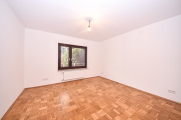 Gepflegtes 3 FH in Groß-Zimmern – 1 Wohnung sofort beziehbar – Garten und 2 Garagen – ruhige Lage - Schlafzimmer 1 von 2 EG (640289)