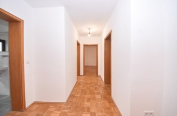 Gepflegtes 3 FH in Groß-Zimmern – 1 Wohnung sofort beziehbar – Garten und 2 Garagen – ruhige Lage - Flur EG (640302)