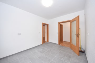 Gepflegtes 3 FH in Groß-Zimmern – 1 Wohnung sofort beziehbar – Garten und 2 Garagen – ruhige Lage - Küche EG (640295)