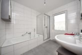 Tageslicht Badezimmer 1. OG - Gepflegtes 3 FH in Groß-Zimmern – 1 Wohnung sofort beziehbar – Garten und 2 Garagen – ruhige Lage