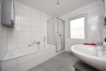 Gepflegtes 3 FH in Groß-Zimmern – 1 Wohnung sofort beziehbar – Garten und 2 Garagen – ruhige Lage - Tageslicht Badezimmer 1. OG (640311)