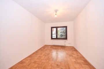 Gepflegtes 3 FH in Groß-Zimmern – 1 Wohnung sofort beziehbar – Garten und 2 Garagen – ruhige Lage - Schlafzimmer 2 von 2 EG (640293)