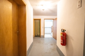 Gepflegtes 3 FH in Groß-Zimmern – 1 Wohnung sofort beziehbar – Garten und 2 Garagen – ruhige Lage - Flur KG (640323)