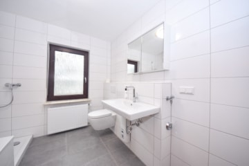 Gepflegtes 3 FH in Groß-Zimmern – 1 Wohnung sofort beziehbar – Garten und 2 Garagen – ruhige Lage - Tageslicht Badezimmer EG (640298)