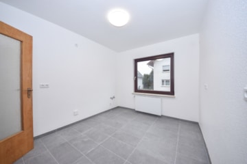 Gepflegtes 3 FH in Groß-Zimmern – 1 Wohnung sofort beziehbar – Garten und 2 Garagen – ruhige Lage - Küche EG (640294)