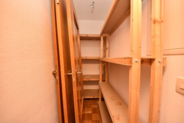 Gepflegtes 3 FH in Groß-Zimmern – 1 Wohnung sofort beziehbar – Garten und 2 Garagen – ruhige Lage - Abstellraum (640314)