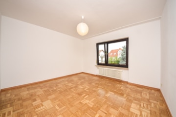 Gepflegtes 3 FH in Groß-Zimmern – 1 Wohnung sofort beziehbar – Garten und 2 Garagen – ruhige Lage - Schlafzimmer 2 von 3 1. OG (640309)