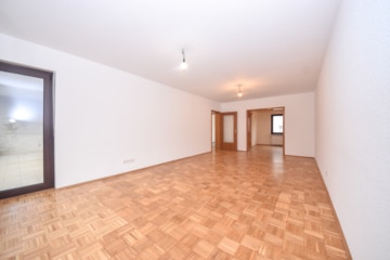 Gepflegtes 3 FH in Groß-Zimmern – 1 Wohnung sofort beziehbar – Garten und 2 Garagen – ruhige Lage - Wohnzimmer EG (640286)