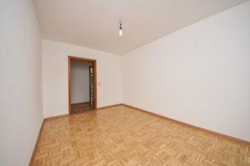 Gepflegtes 3 FH in Groß-Zimmern – 1 Wohnung sofort beziehbar – Garten und 2 Garagen – ruhige Lage - Schlafzimmer 2 von 2 1. OG (640308)