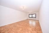 Wohnzimmer EG - Gepflegtes 3 FH in Groß-Zimmern – 1 Wohnung sofort beziehbar – Garten und 2 Garagen – ruhige Lage