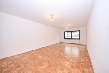 Gepflegtes 3 FH in Groß-Zimmern – 1 Wohnung sofort beziehbar – Garten und 2 Garagen – ruhige Lage - Wohnzimmer EG (640285)