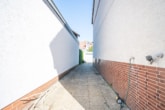 Hofeinfahrt - Gepflegtes 3 FH in Groß-Zimmern – 1 Wohnung sofort beziehbar – Garten und 2 Garagen – ruhige Lage