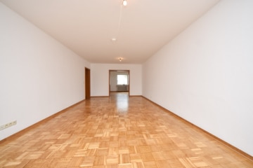 Gepflegtes 3 FH in Groß-Zimmern – 1 Wohnung sofort beziehbar – Garten und 2 Garagen – ruhige Lage - Wohnzimmer 1 . OG (640292)