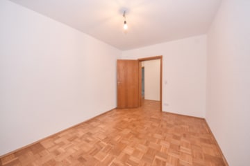 Gepflegtes 3 FH in Groß-Zimmern – 1 Wohnung sofort beziehbar – Garten und 2 Garagen – ruhige Lage - Flur EG (640301)