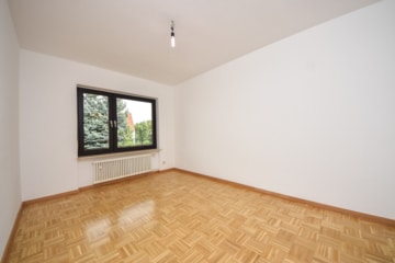 Gepflegtes 3 FH in Groß-Zimmern – 1 Wohnung sofort beziehbar – Garten und 2 Garagen – ruhige Lage - Schlafzimmer 1. OG (640307)