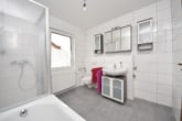Tageslicht Badezimmer 1. OG - Gepflegtes 3 FH in Groß-Zimmern – 1 Wohnung sofort beziehbar – Garten und 2 Garagen – ruhige Lage