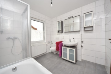 Gepflegtes 3 FH in Groß-Zimmern – 1 Wohnung sofort beziehbar – Garten und 2 Garagen – ruhige Lage - Tageslicht Badezimmer 1. OG (640312)