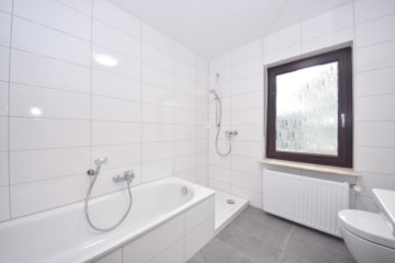 Gepflegtes 3 FH in Groß-Zimmern – 1 Wohnung sofort beziehbar – Garten und 2 Garagen – ruhige Lage - Tageslicht Badezimmer EG (640299)