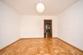 Schlafzimmer 2 von 2 1. OG - Gepflegtes 3 FH in Groß-Zimmern – 1 Wohnung sofort beziehbar – Garten und 2 Garagen – ruhige Lage