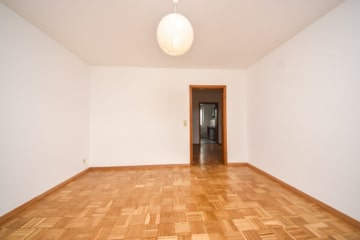 Gepflegtes 3 FH in Groß-Zimmern – 1 Wohnung sofort beziehbar – Garten und 2 Garagen – ruhige Lage - Schlafzimmer 2 von 2 1. OG (640310)