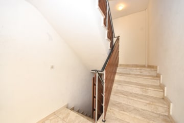 Gepflegtes 3 FH in Groß-Zimmern – 1 Wohnung sofort beziehbar – Garten und 2 Garagen – ruhige Lage - Treppenhaus (640315)