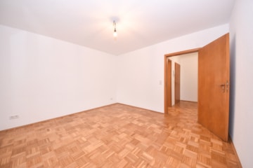 Gepflegtes 3 FH in Groß-Zimmern – 1 Wohnung sofort beziehbar – Garten und 2 Garagen – ruhige Lage - Schlafzimmer 1 von 2 EG (640290)