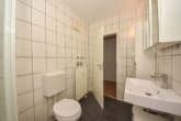 DIETZ: Frisch renovierte 3-Zimmer Erdgeschosswohnung mit Stellplatz, Kellerraum und Terrasse! - Badezimmer mit Wanne
