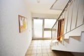 DIETZ: Freie 2-Zimmer-Eigentumswohnung mit großem Balkon im ersten Obergeschoss mit Blick über Höchst! - Hauseingang + Fahrradraumzugang