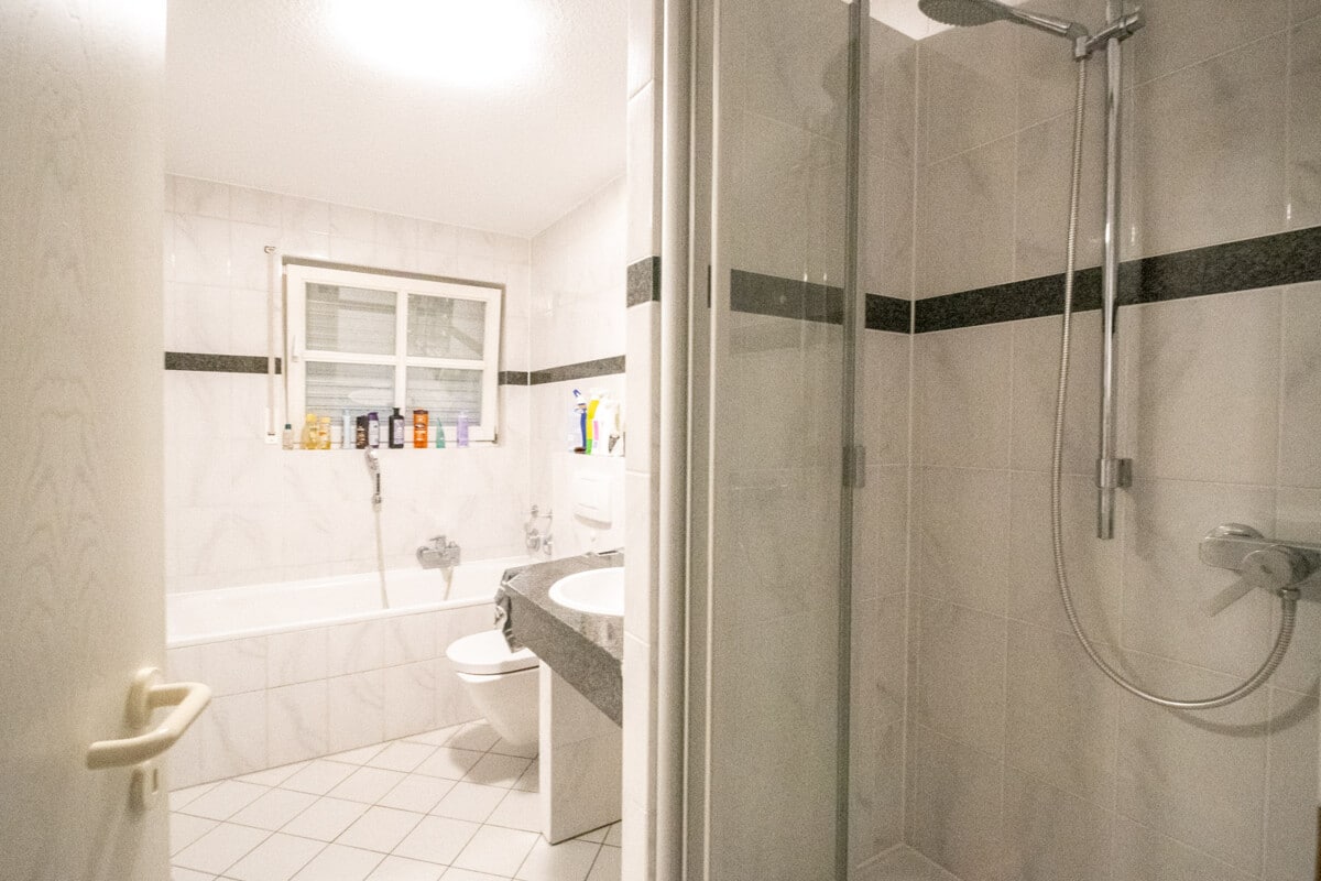 Tageslichtbadezimmer mit Wanne