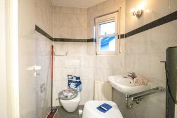 DIETZ: Gepflegte 2 Zimmerwohnung mit Balkon, Tiefgaragenstell. in ruhiger Lage Rodgau Hainhausen! - Gäste-WC (649874)