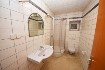 DIETZ: Geräumiges 1-2 Familienhaus mit großem Grundstück, Nebengebäude und Doppelgarage! - Duschbad OG (640828)